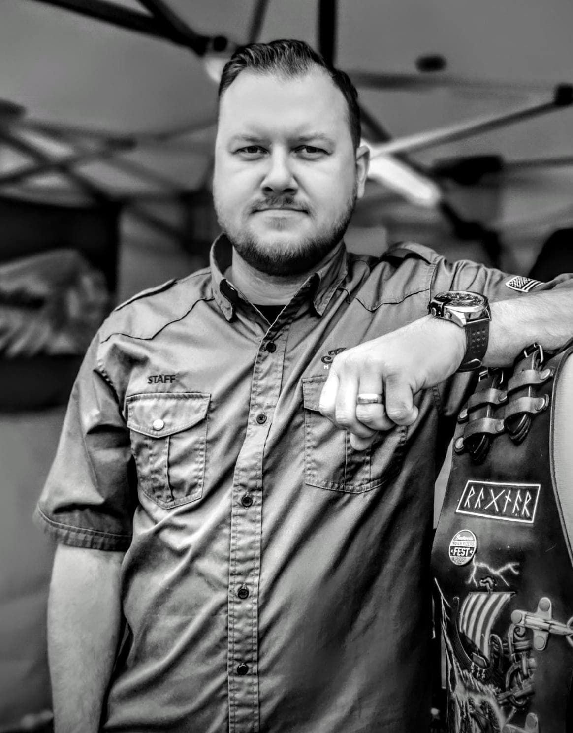 Mistr čalouník při práci